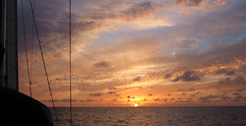 in barca a vela nel Mediterraneo